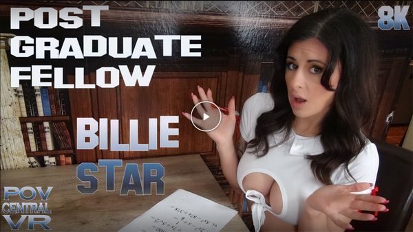 骑在你坚硬的阴茎上，吮吸你，直到你进入她啜饮的嘴里