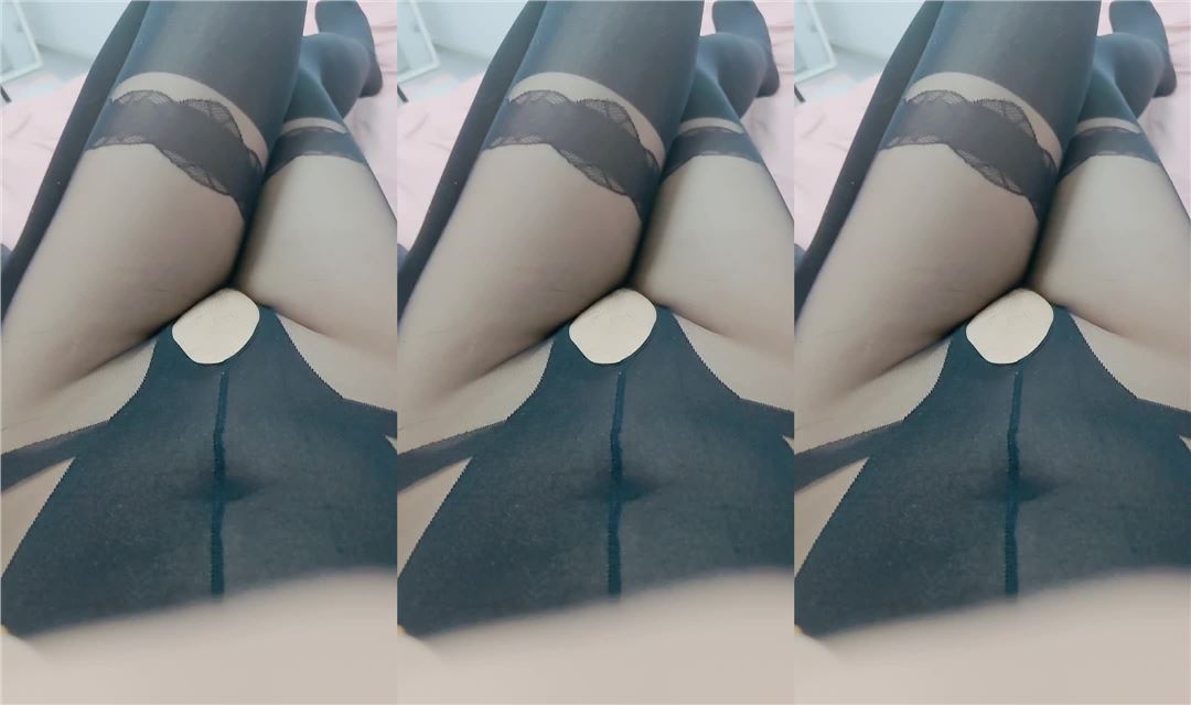 极品良家眼镜小女友，新买的连体黑丝，穿上很是性感，迫不及待来一发，蜜桃美臀骑乘，上下套弄自己动