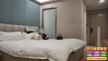 3k约粉衣年轻妹子，一线天美穴抬腿大力猛操