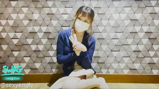 小女孩无家日,卖完火柴被好心大叔带回家？ ！