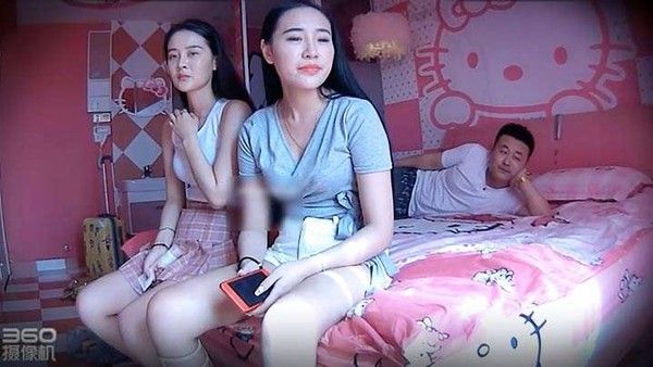 珍稀情趣酒店粉红套房.偷拍朋友刚走小肥哥就迫不及待按到模特级别女友啪啪鸡巴还挺大的对白清晰